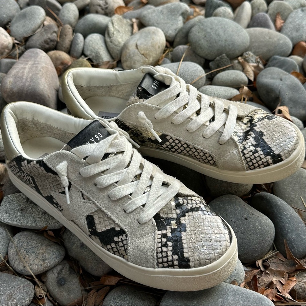 STEVE MADDEN Philosophy gold snakeskin sneakers - size 8.5